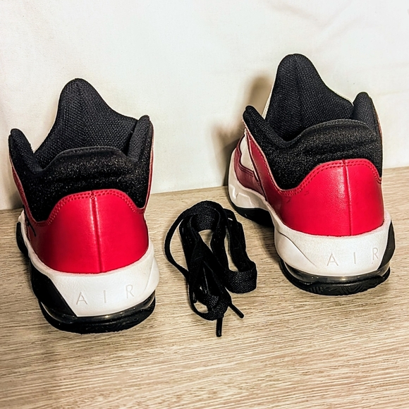 Nike Air Jordans Max Aura 3 Red White and Black Youth Size 5.5 - Picture 5 of 8